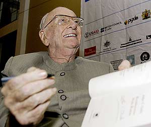 El autor, firmando ejemplares de su último libro. (Foto: Reuters)